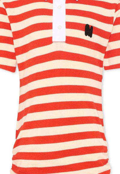 Polo à manches courtes avec rayures horizontales rouges et blanches, patte de boutonnage blanche et logo « N » noir brodé sur la poitrine.