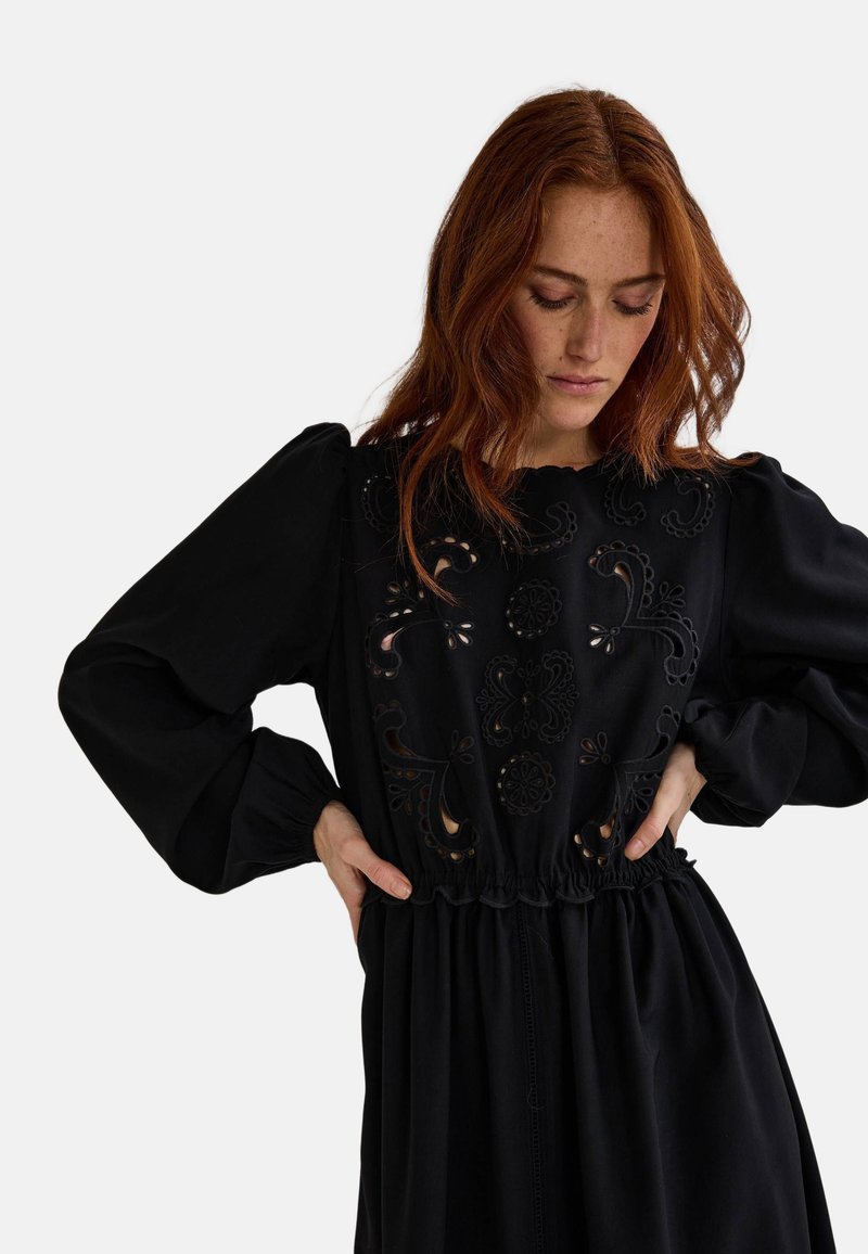 Monoprix LONGUE AVEC DÉTAILS DENTELLE UNIE Robe longue noir