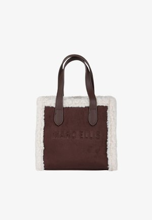 Borsa tote in suede marrone con dettagli in pelliccia color crema, doppi manici in pelle marrone e logo "MARC ELLIS" impresso sulla parte anteriore.