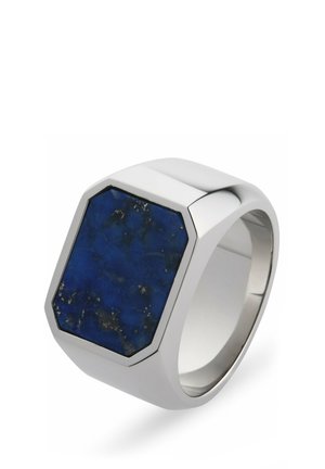 Anello da sigillo in argento con una grande pietra rettangolare blu scuro con sottili venature dorate, montato su una fascia metallica lucida.