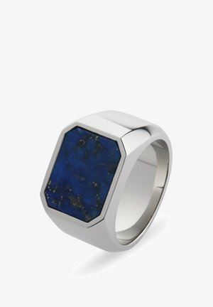 Zilveren zegelring met een grote, rechthoekige donkerblauwe steen met subtiele gouden vlekjes, gezet in een gepolijste metalen band.