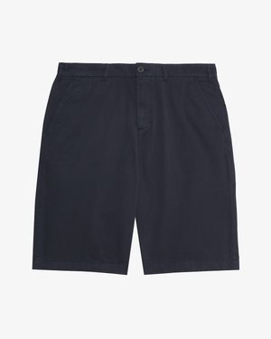 Tamsiai mėlynos vyriškos laisvalaikio šortai su sagos užsegimu, diržo kilpelėmis ir šoniniais kišenėmis, suguldyti plokščiai ant balto fono.