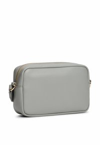 Borsa in pelle grigia con una superficie liscia, forma rettangolare, zip dorata e tracolla laterale. Design minimalista senza motivi o logo visibili.