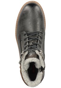 Bota de tobillo de cuero negro con forro de piel sintética gris, acentos marrones, punta redonda, ojales de metal y cordones; cremallera lateral para un fácil acceso.