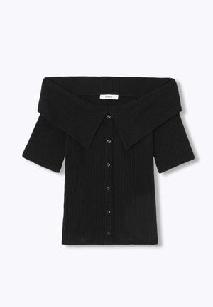 Haut court en maille côtelée noire avec un col oversize décolleté aux épaules et une fermeture à boutons à l'avant.