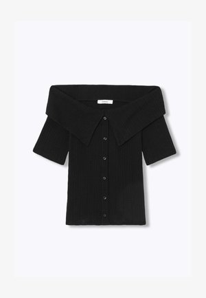 Haut court en maille côtelée noire avec un col oversize décolleté aux épaules et une fermeture à boutons à l'avant.