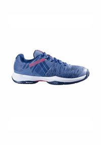 Baskets de sport bleues avec tige en mesh, design texturé, accents rouges et semelle intermédiaire blanche. Marque Michelin présente sur la semelle extérieure noire.