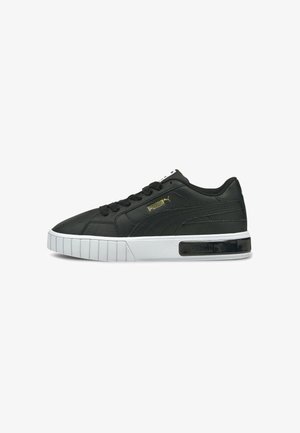Sneaker in pelle nera con suola in gomma bianca, caratterizzati da un design testurizzato, accenti neri e un logo dorato sul lato.