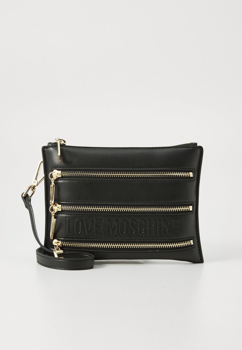 Pochette nera in ecopelle con tre scomparti con zip e logo in rilievo. Caratterizzata da hardware dorato e tracolla rimovibile.