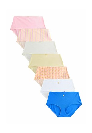 Hét pár női pamut alsónadrág különböző színekben és mintázatokkal, függőleges sorban elrendezve fehér háttéren.