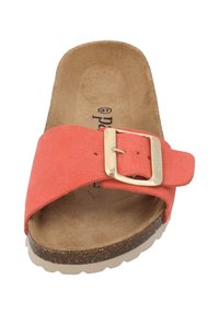 Sandal in suede corallo con una larga fascia e una fibbia dorata. Plantare in sughero sagomato e suola testurizzata per aderenza e comfort.