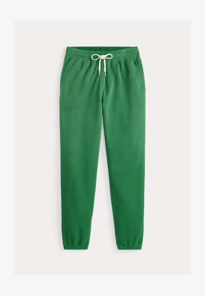 Zielone spodnie dresowe z polaru ze ściągaczem w talii w kolorze białym i niebieskim haftowanym logo na prawym kieszeni, pokazane na płasko na białym tle.