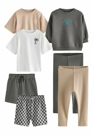 Sechsteiliges Kinderbekleidungsset mit beigen und grauen Oberteilen, weißem T-Shirt mit Palmenmotiv, gestreiften und karierten Shorts sowie gerippten Leggings.