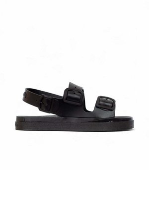 Infradito in gomma nera con due fibbie regolabili, design open toe, suola piatta e un piede attrezzato per comfort e grip.