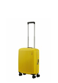Valise rigide jaune avec des rainures verticales, roues noires et une poignée rétractable argentée. Elle dispose d'une fermeture éclair et d'une poignée latérale.
