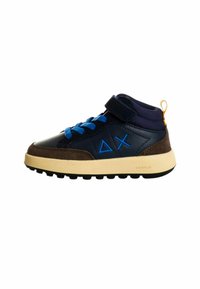Sneaker alta di colore blu scuro e marrone con lacci blu, cinturino in Velcro, suola in gomma e dettagli a forma di triangolo. Parte superiore testurizzata e linguetta per il piede.