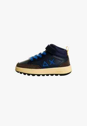 Sneaker alta di colore blu scuro e marrone con lacci blu, cinturino in Velcro, suola in gomma e dettagli a forma di triangolo. Parte superiore testurizzata e linguetta per il piede.