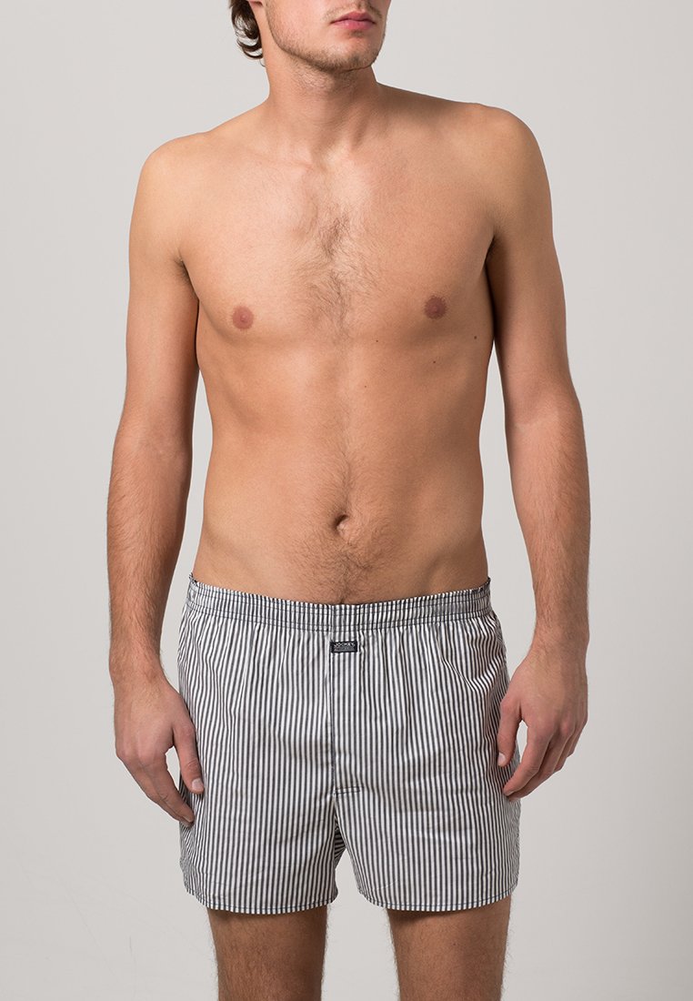Boxer a righe da uomo in una miscela di cotone, caratterizzati da strisce orizzontali bianche e nere, vita elastica e chiusura anteriore con bottone.