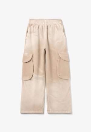 Pantaloni cargo beige realizzati in tessuto morbido, dotati di una cintura elastica, tasche laterali e due grandi tasche applicate sulle cosce.