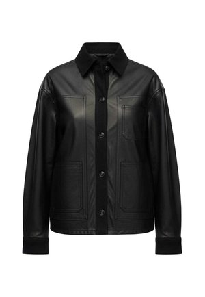 Giacca nera in ecopelle con chiusura frontale a bottoni, colletto appuntito, maniche lunghe, una tasca sul petto e due tasche applicate inferiori.