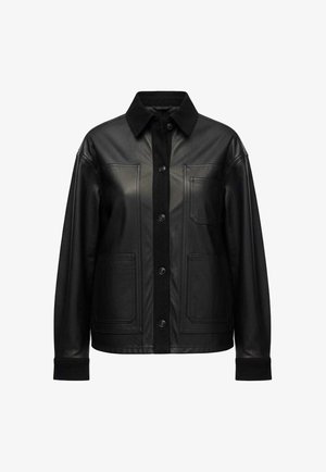 Giacca nera in ecopelle con chiusura frontale a bottoni, colletto appuntito, maniche lunghe, una tasca sul petto e due tasche applicate inferiori.