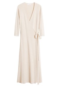 Robe portefeuille en maille côtelée, couleur crème, à manches longues, col en V et ceinture nouée sur le côté, longueur jusqu'aux chevilles, présentée sur fond blanc.