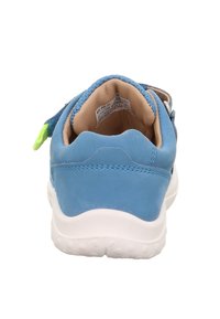Blaue Leder-Sneaker mit gepolsterter Knöchelpartie und weißer Gummisohle. Verfügt über einen Klettverschluss und ein strukturiertes Innenfutter.