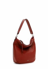 Rote Leder-Hobo-Tasche mit geschwungener Form, Reißverschlussverschluss und verstellbarem Riemen; verfügt über einen kontrastierenden schwarzen Rand und ein geprägtes Logo.