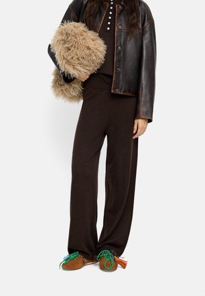 - Spodnie treningowe