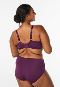 Temno vijoličen bikini set z nastavljivimi naramnicami in zaponko. Hlačke z visokim pasom imajo valovit rob. Udobna tekstura po celotni površini.