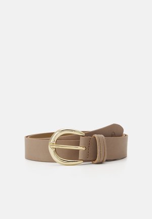 Tan leren riem met een gouden metalen gesp, met een gladde textuur en een minimalistisch ontwerp. De uiteinden van de riem zijn afgerond.