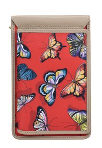 Portemonnee met vlinderpatroon op een rode achtergrond, met verschillende kleurrijke vlinders. Crèmekleurige textuurafwerking omlijst het ontwerp.