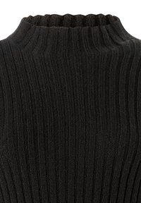 Černý žebrovaný rolák s vysokým, nařaseným límcem. Měkká látka s vertikálním žebrováním pro větší texturu a vizuální zajímavost.