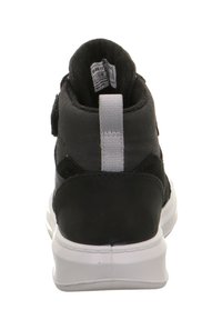 Schwarzer und grauer High-Top-Sneaker mit einem strukturierten Stoffobermaterial, weißer Sohle und Klettverschluss. Verfügt über einen gepolsterten Kragen für zusätzlichen Komfort.