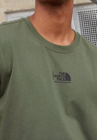 The North Face Camiseta estampada - khaki