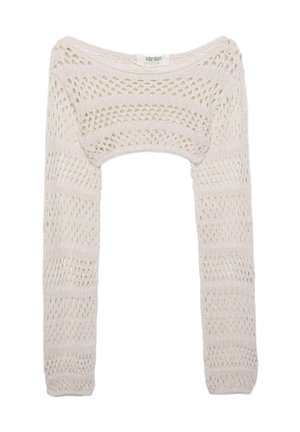 Pull court écru en maille ajourée, manches longues et large encolure, présentant un motif rayé avec des textures de maille variées.