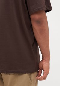 YOURTURN UNISEX - Základné tričko - dark brown