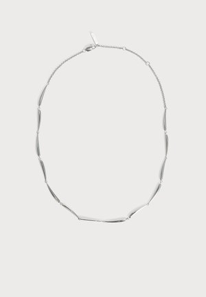 Silberne Halskette mit abwechselnd glatten, länglichen, geschwungenen Perlen und Kettengliedern, gesichert mit einem Karabinerverschluss auf schlichtem Hintergrund.