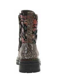 Bottes à cheville noires avec un motif floral, ornées d'accents en cuir brun texturé, de coutures dorées et d'un semelle épaisse noire. Fermeture éclair sur le côté.