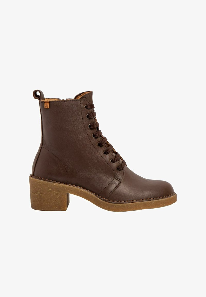 Botín de cuero marrón con cordones, tirador en la parte trasera y un tacón bajo contundente con una suela de goma texturizada.