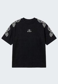 Zwart T-shirt met korte mouwen en een witte "PXP"-logo op de borst, met witte bloemmotieven langs beide mouwen.