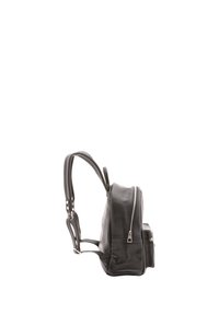 Zaino in pelle nera con design strutturato, doppie spalline e tasca frontale con zip. Presenta una texture liscia e dettagli metallici.