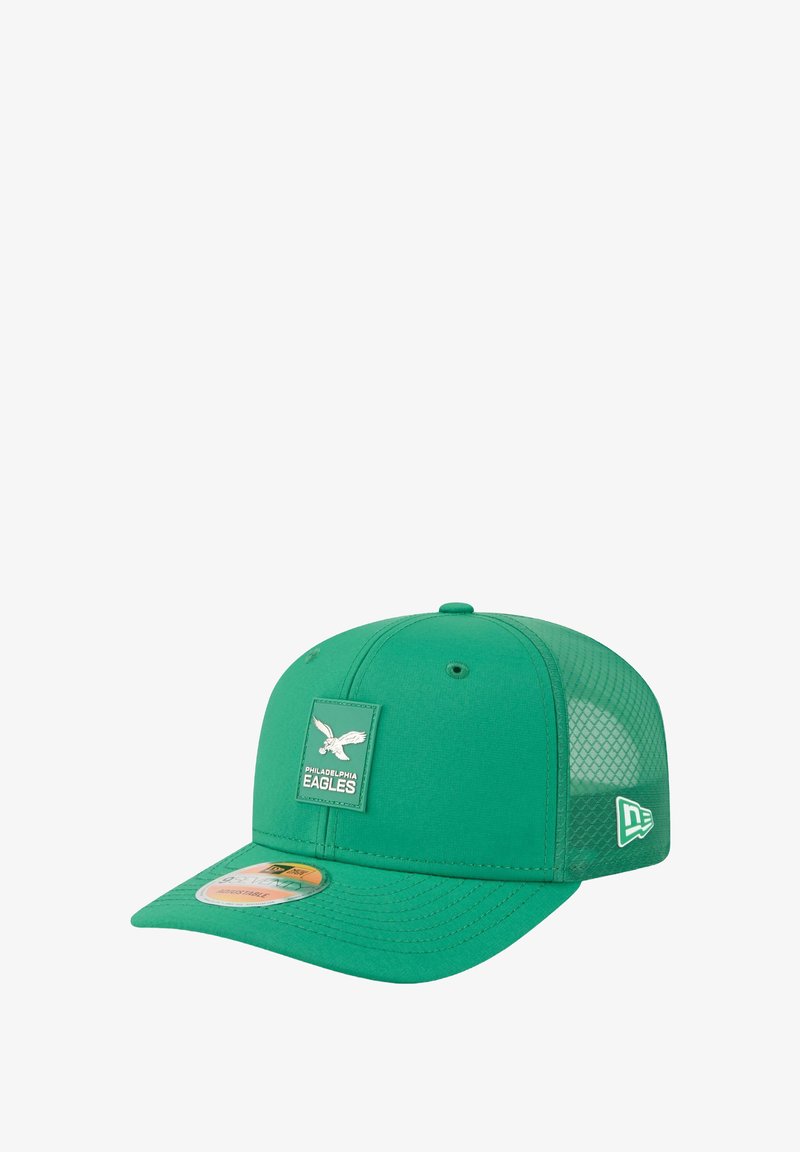 Casquette de baseball verte avec un dos en filet, ornée d'une patch sur le devant représentant le logo des Philadelphia Eagles et d'une visière arrondie.