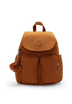 Piccolo zaino marrone con due tasche frontali con cerniera, una patta superiore con un logo rotondo e un portachiavi con una piccola scimmia di peluche.