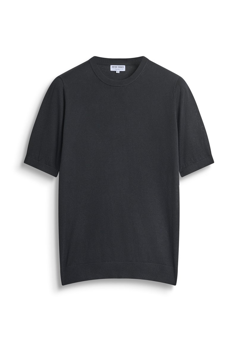 Crni pulover kratkih rukava od mekog pletenog materijala, s okruglim izrezom, suptilnom teksturom i ležernim krojem. Nema vidljivih uzoraka ili ukrasa.