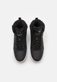 Schwarze High-Top-Sneaker mit einem glatten Lederoberteil und weichem, strukturiertem Fleecefutter am Kragen. Weiße Gummisohle und Schnürsenkel.