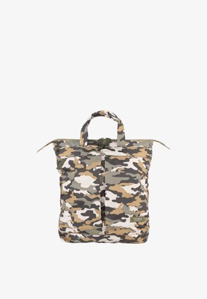 Tote bag met camouflagepatroon, bovenhandvatten, voorvak met ritssluiting en Tucano merklabel op witte achtergrond.