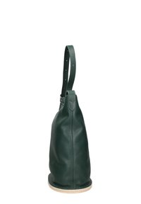 Borsa in pelle verde scuro con finitura testurizzata, una tracolla regolabile e una base rotonda con un bordo di colore chiaro.
