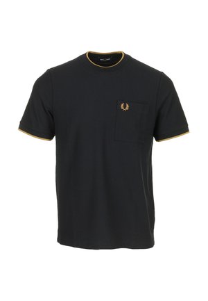 T-shirt nera a maniche corte con bordo giallo senape su collo e maniche, caratterizzata da una tasca sul petto con un piccolo logo di corona d'alloro dorata.