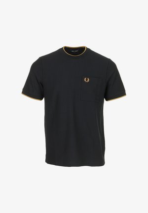T-shirt noir à manches courtes avec bordure jaune moutarde sur le col et les manches, doté d'une poche poitrine avant avec un petit logo couronne de laurier doré.